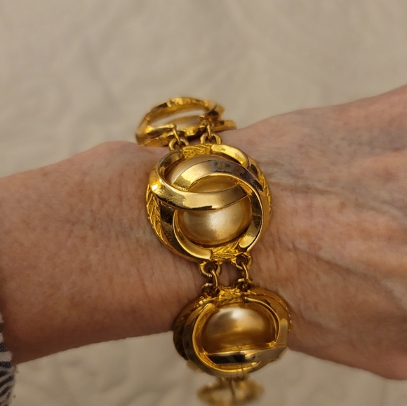 Vintage Authentic Chanel CC Bracelet Signed / Gorgeous 😍 - Picture 1 of 4